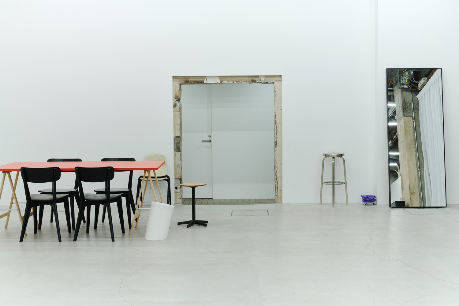 滑らかな白い壁面とあえてラフな表情を残した開口部