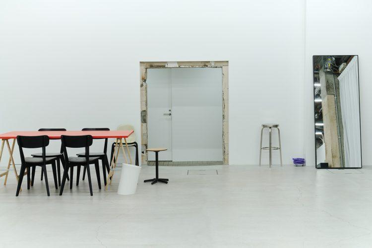 滑らかな白い壁面とあえてラフな表情を残した開口部