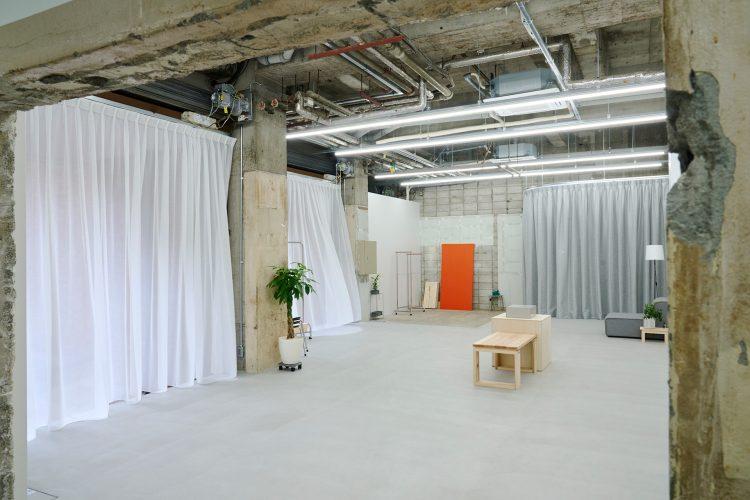 くり抜いたコンクリート壁の開口部・断面を活かして