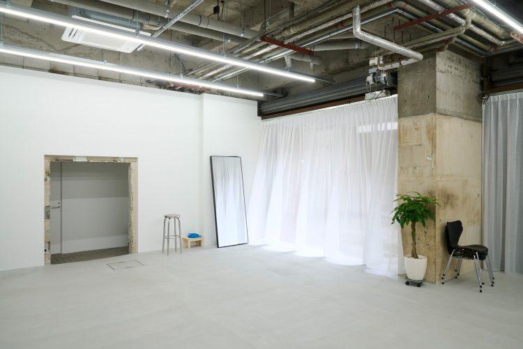 大きな開口部からスタジオ内に入るやわらかな自然光