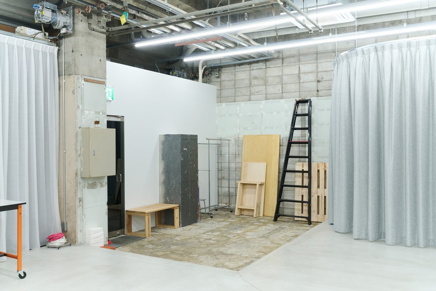 剥き出しコンクリートの無骨さを感じるスタジオ入口