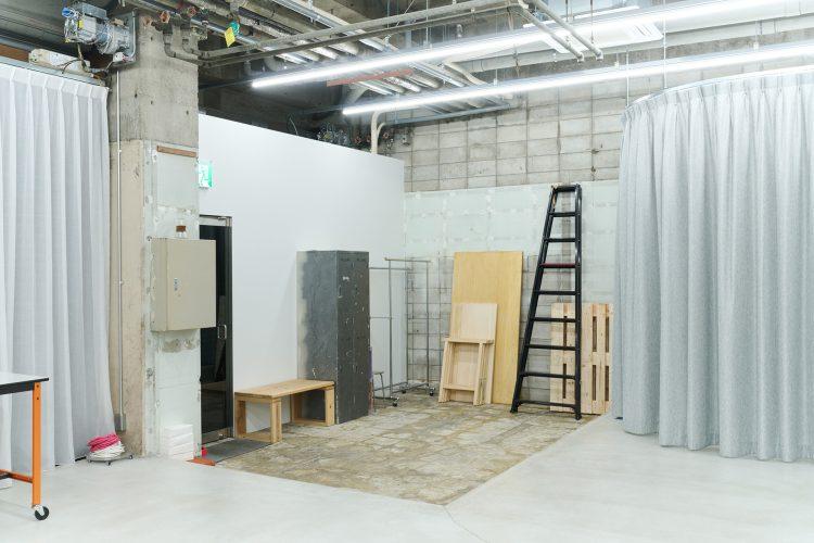 剥き出しコンクリートの無骨さを感じるスタジオ入口