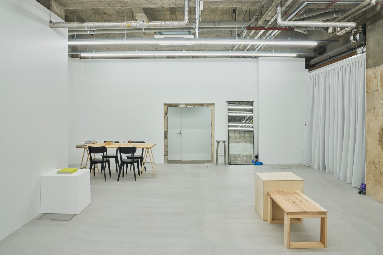 露出配管とライン照明でどこか近未来的な雰囲気も