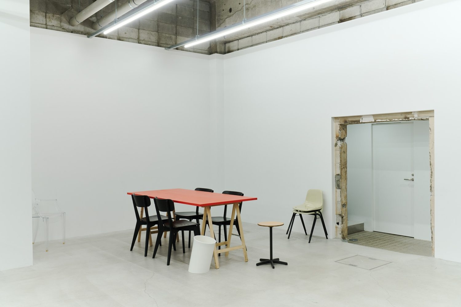 色が映える白い壁に囲まれたニュートラルな内装