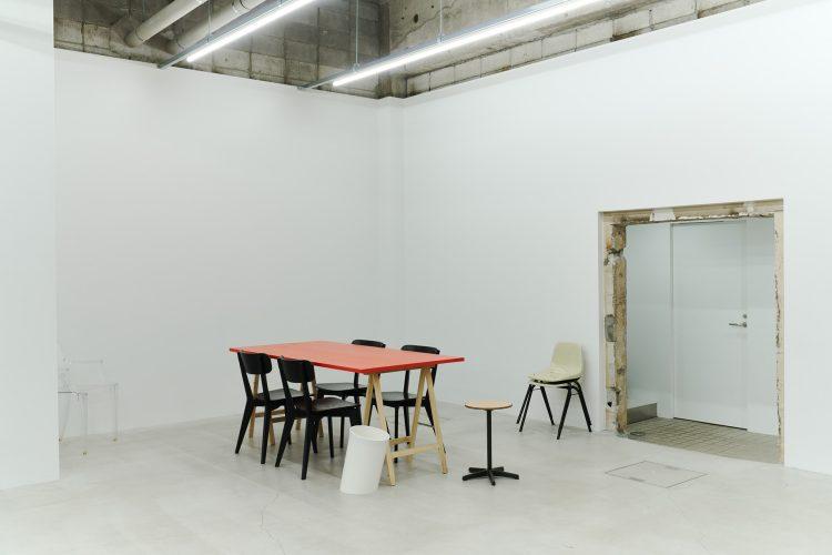 色が映える白い壁に囲まれたニュートラルな内装