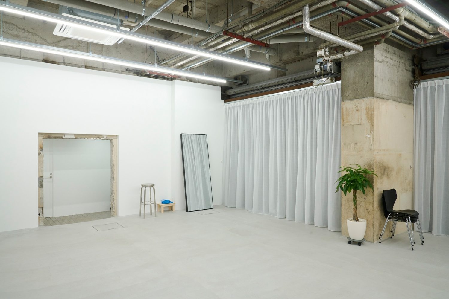 無骨とクリーンさが共存する撮影スタジオ