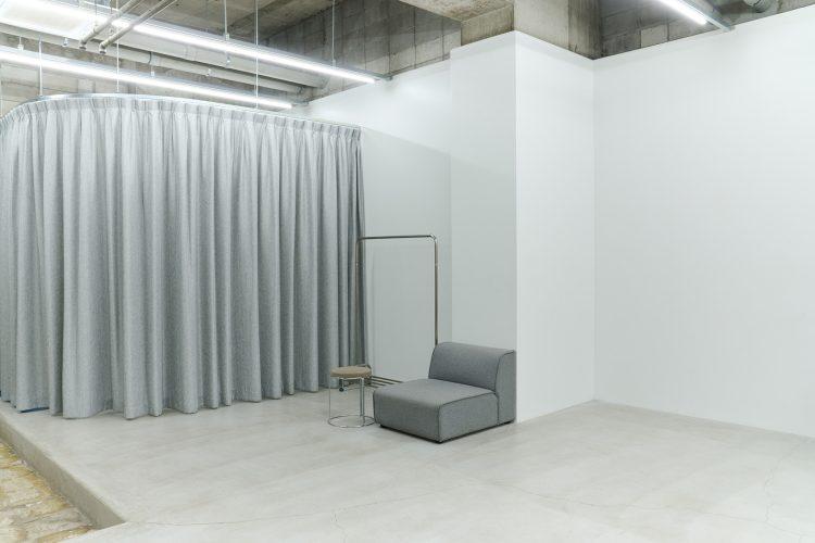 グレーのカーテン内はメイク・フィッティングスペース