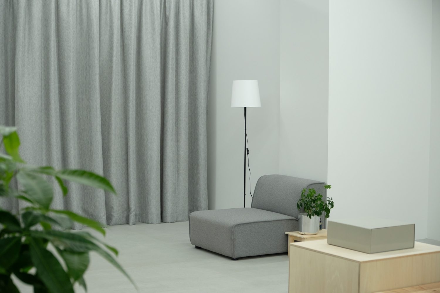 撮影背景としても使用可能なグレーカーテン