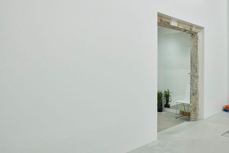 開口部奥の通路部分は経年変化を感じるタイル床