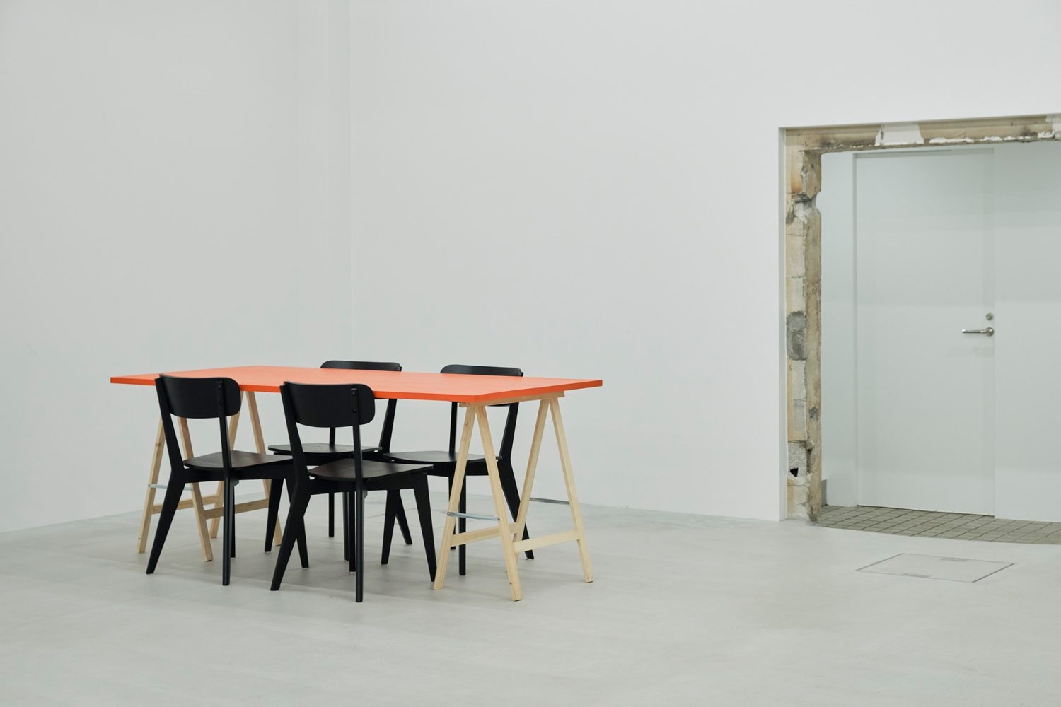 開口部の奥にはオフィススペースへと繋がる白い扉が