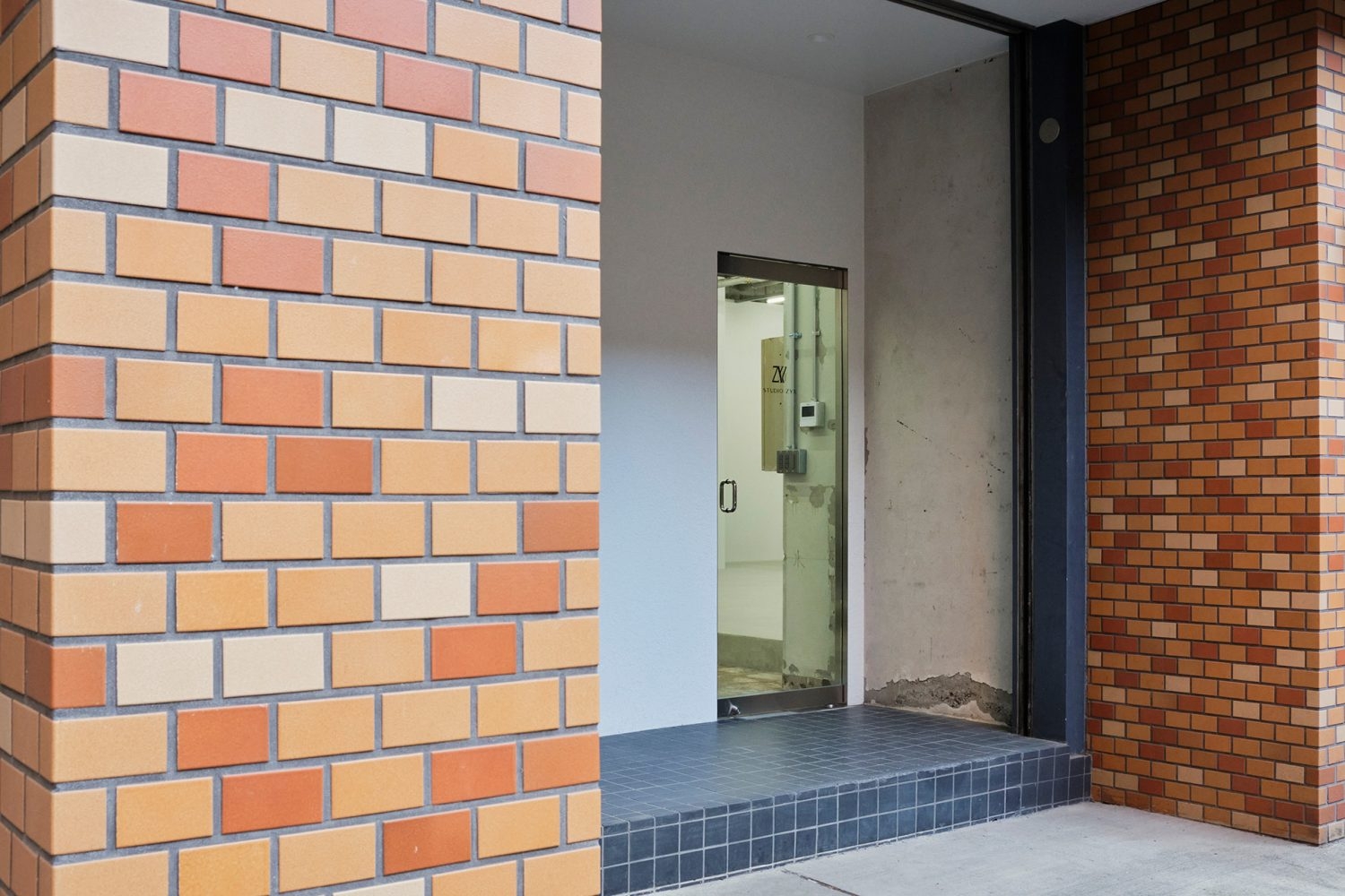 ネイビーカラーのタイル床が撮影のアクセントに