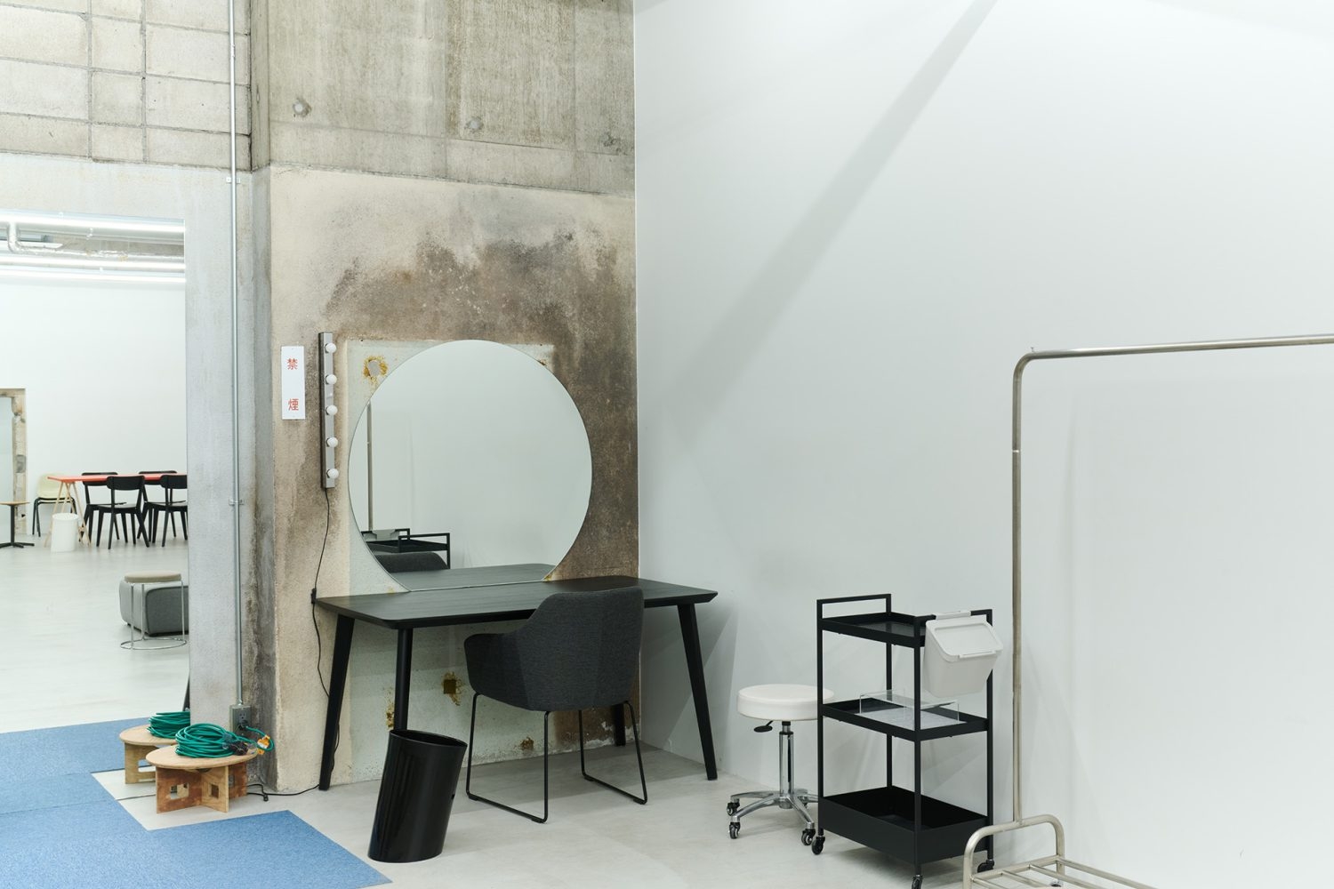 エントランス近くにあるメイク・フィッティングスペース