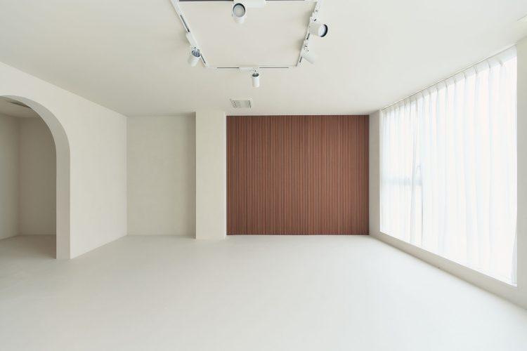 淡い光と木のアクセントが寄り添う一室