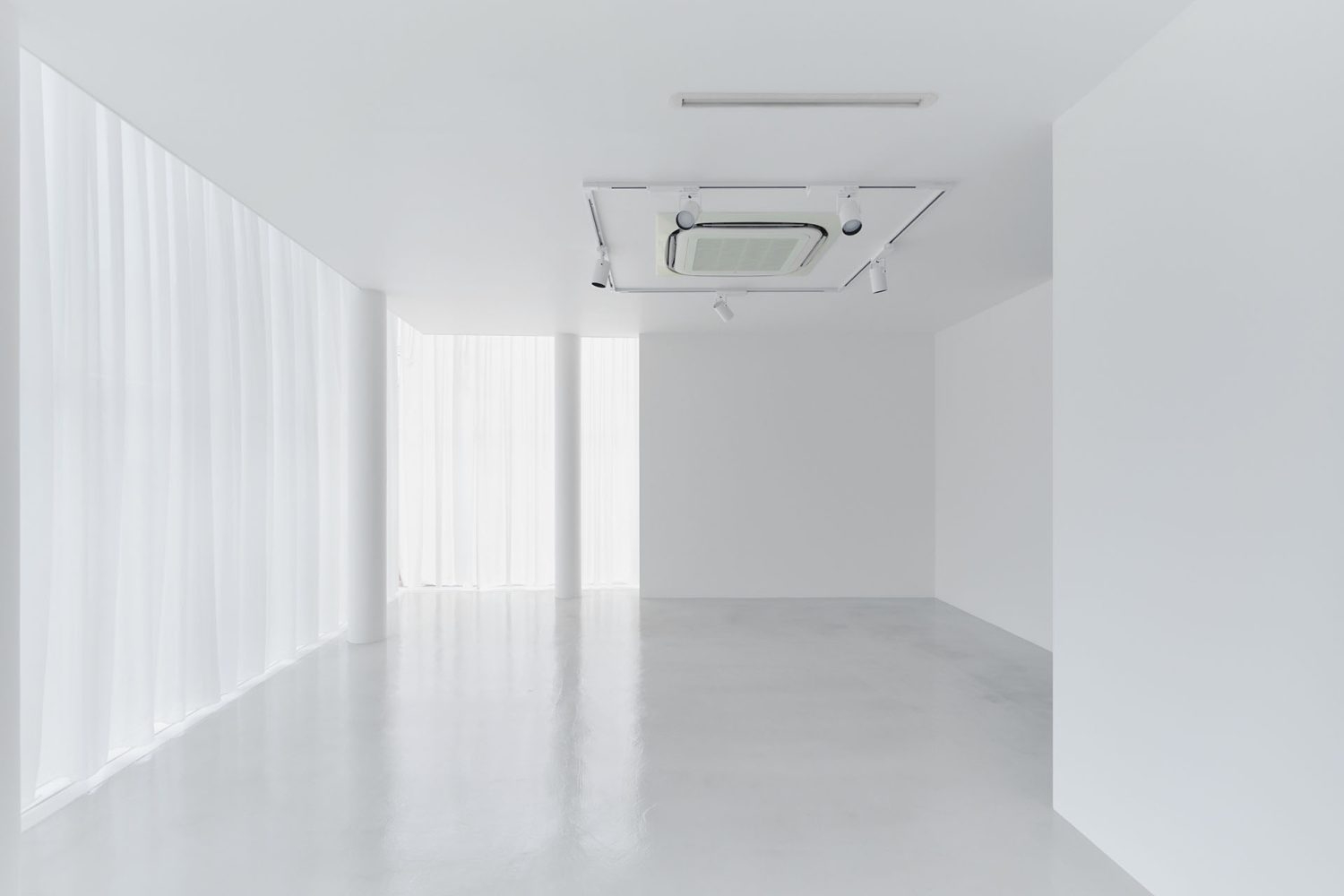 マットな白壁と艶のあるクリアな床