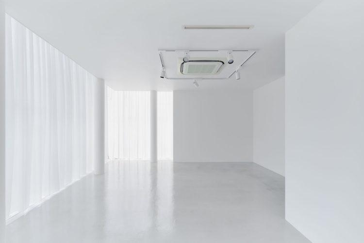 マットな白壁と艶のあるクリアな床
