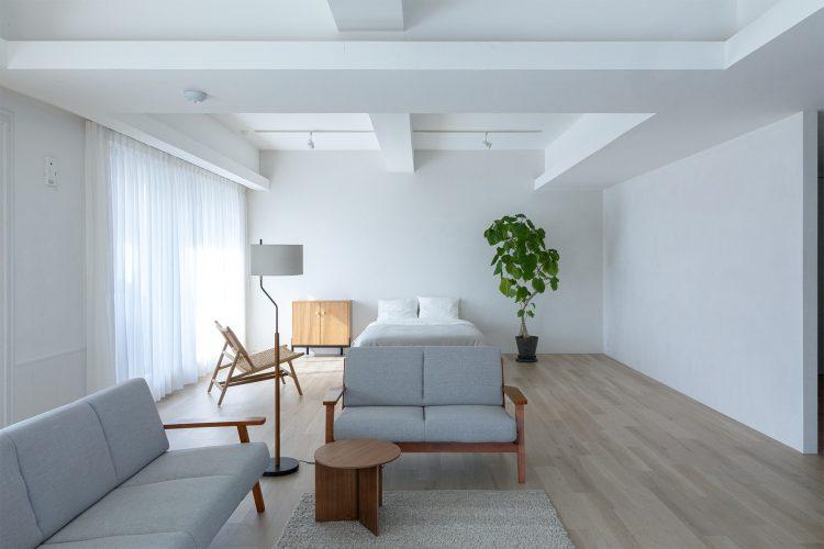 フローリングと白壁のナチュラルなワンフロアスタジオ