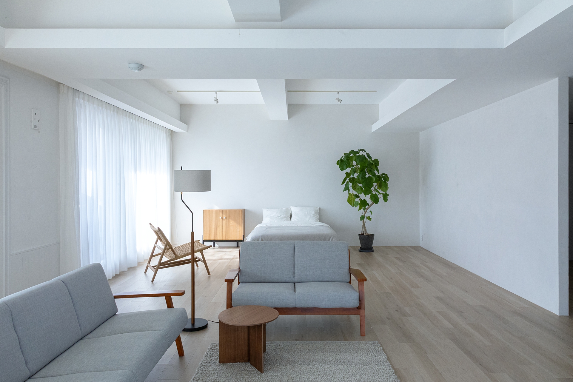 フローリングと白壁のナチュラルなワンフロアスタジオ