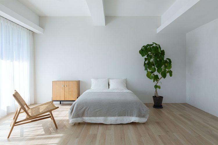自然光が入るナチュラルな雰囲気のベッドルームエリア