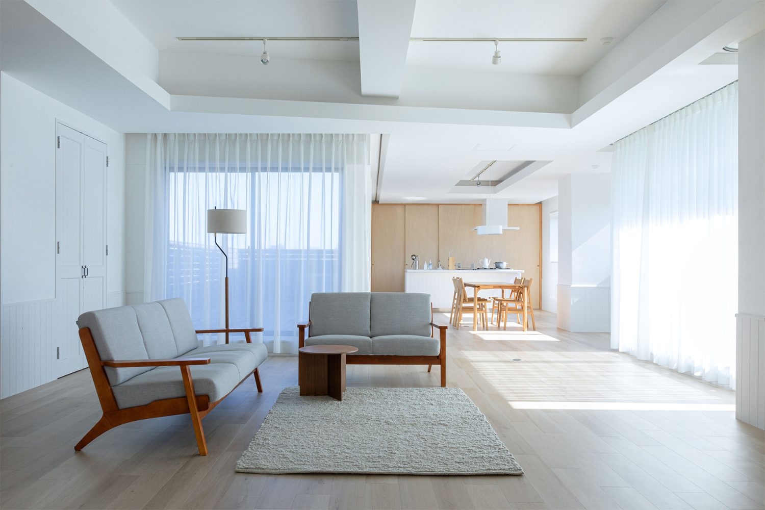 リビングエリアから自然光豊かなキッチンエリア側