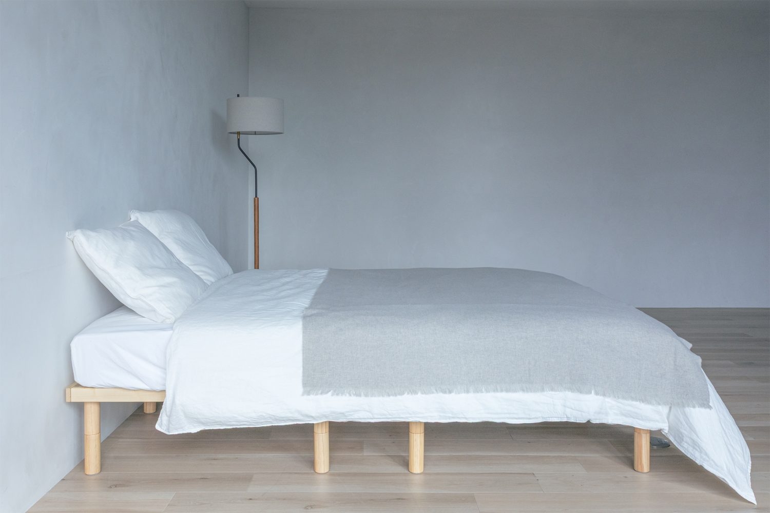 シンプルで撮影しやすいダブルベッドは移動も可能