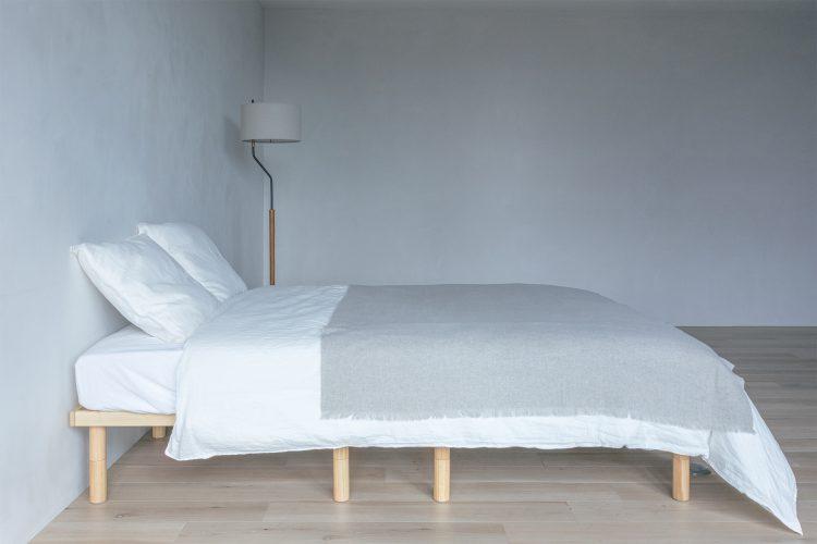 シンプルで撮影しやすいダブルベッドは移動も可能