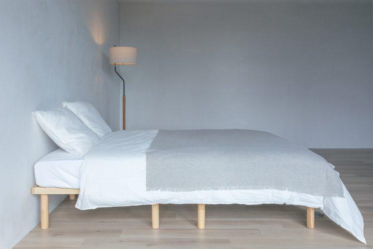 サイドの間接照明で演出を変えられるベッドルーム