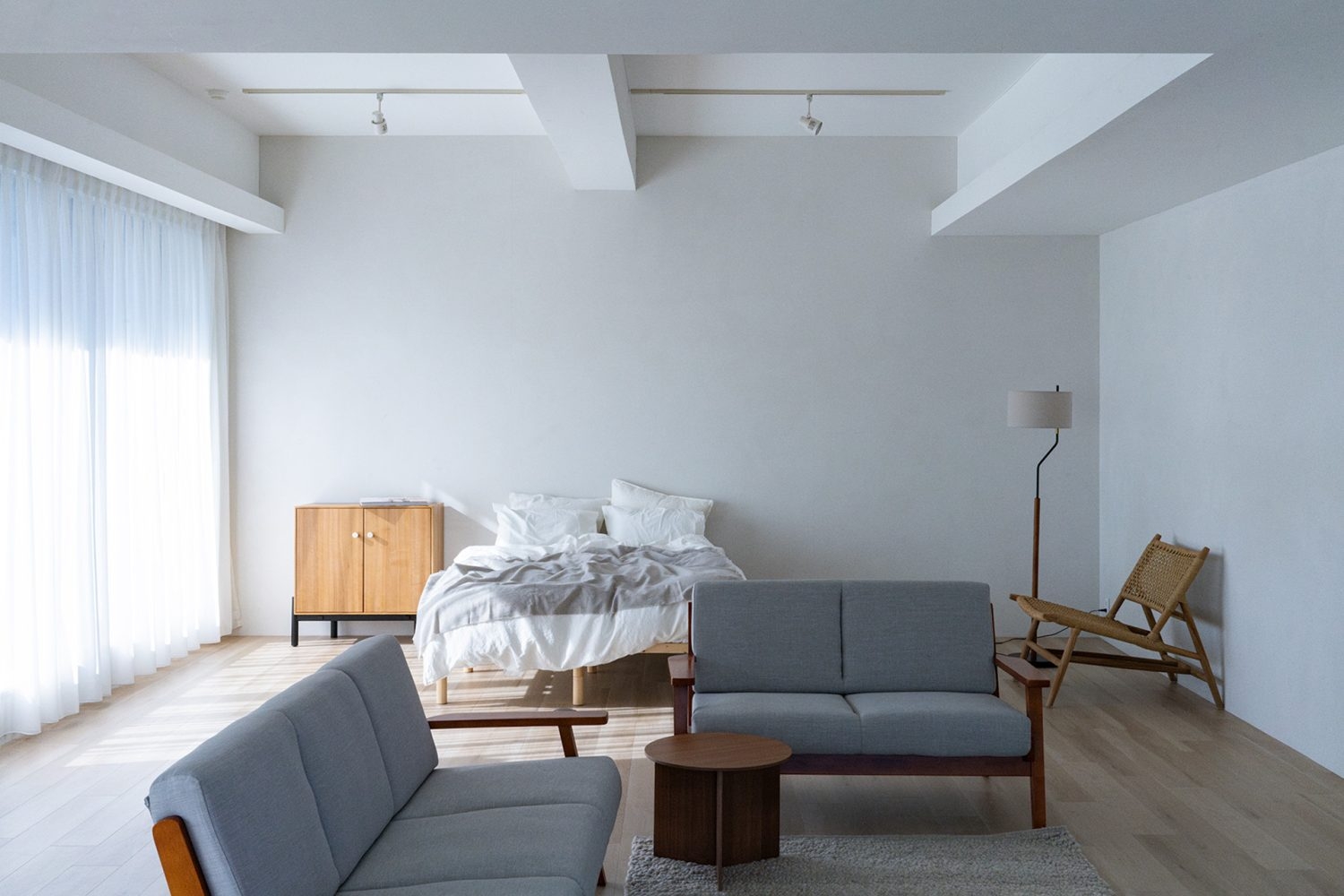 フローリングと白壁のナチュラルなワンフロアスタジオ