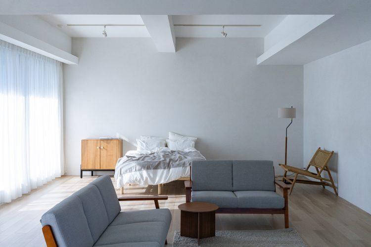 フローリングと白壁のナチュラルなワンフロアスタジオ