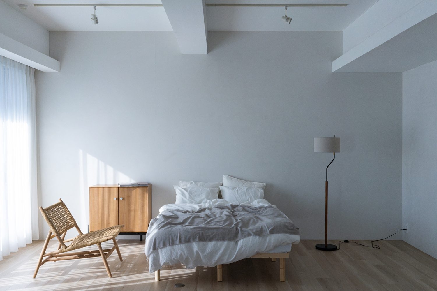 自然光が入るナチュラルな雰囲気のベッドルームエリア