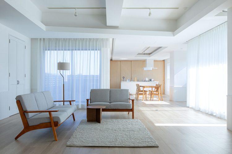 リビングエリアから自然光豊かなキッチンエリア側