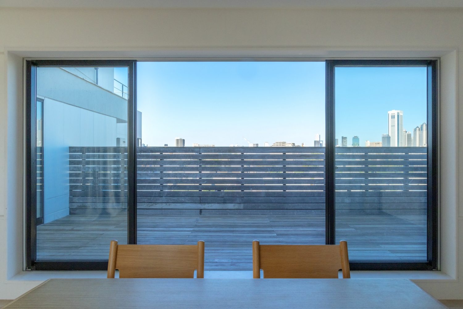 ダイニングからのウッドデッキバルコニー風景