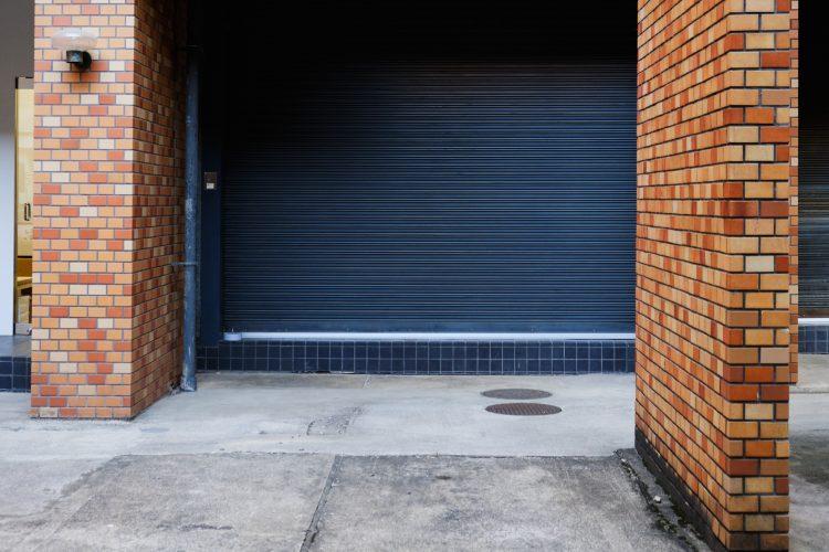 レンガタイルの壁やネイビーのシャッターを背景に撮影も