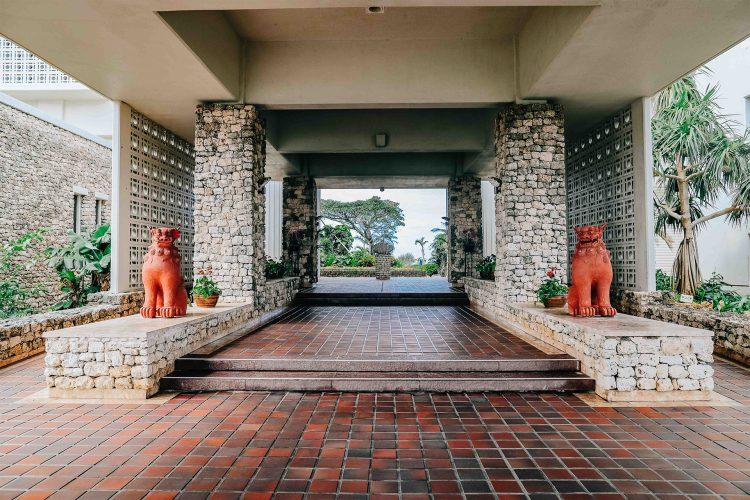 琉球石灰岩とシーサーの沖縄らしいホテルエントランス