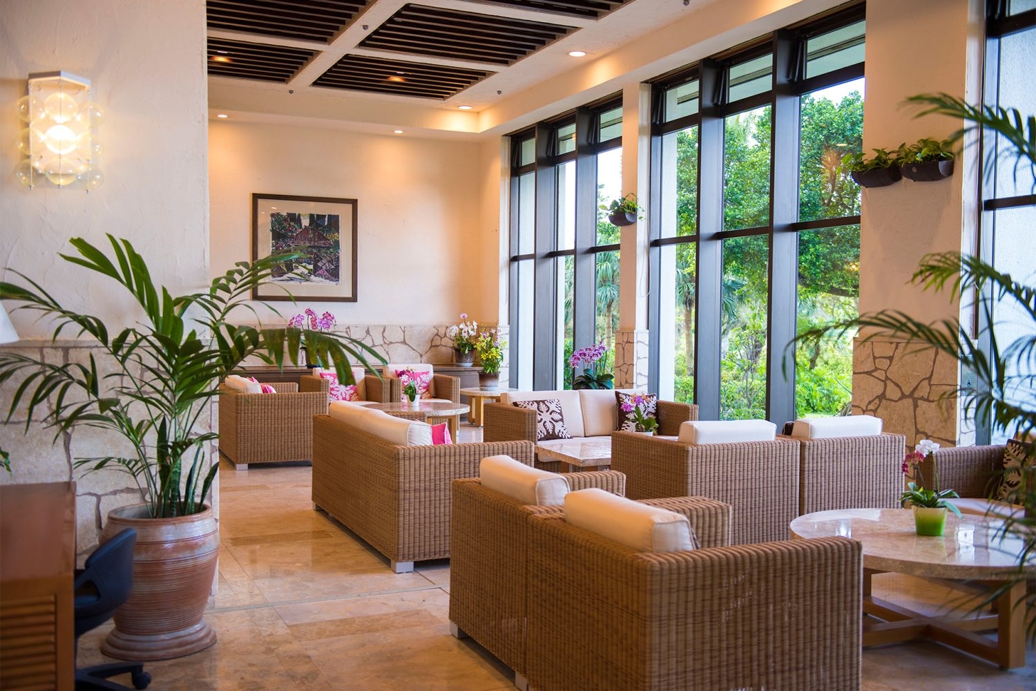 リラックス感とリゾート感を演出するホテルロビー窓際