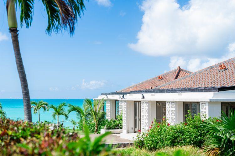 ヤシの木・赤瓦・花ブロック・海のレイヤーで撮影可能