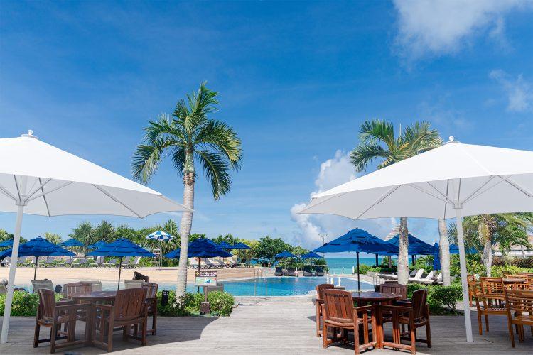 プールサイドバー「ムーンシェル」パラソルのテラス席