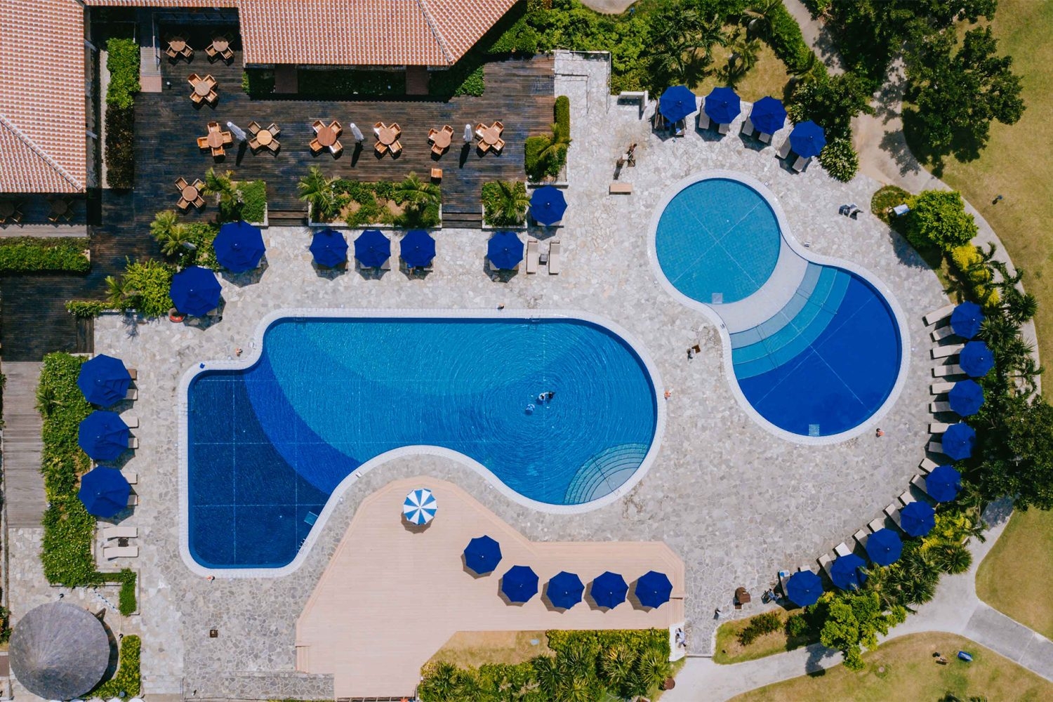 俯瞰撮影 / 2種類のプールを囲むブルーのパラソル