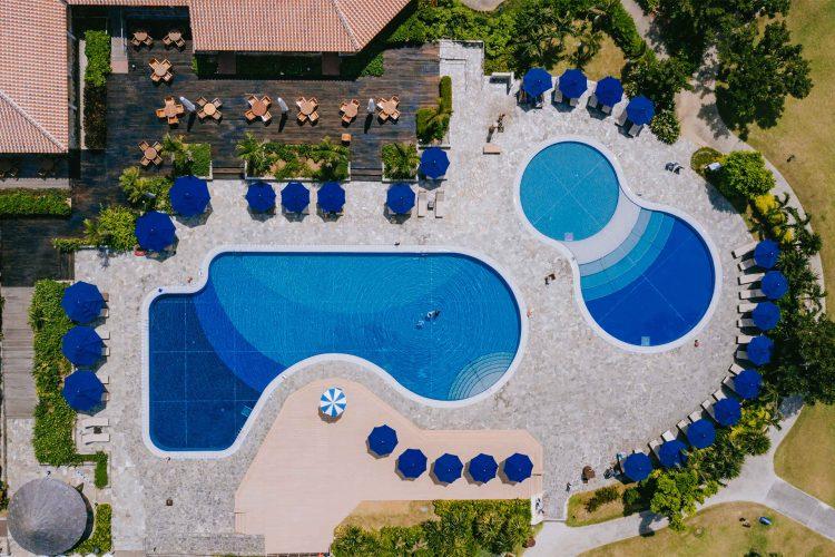 俯瞰撮影 / 2種類のプールを囲むブルーのパラソル