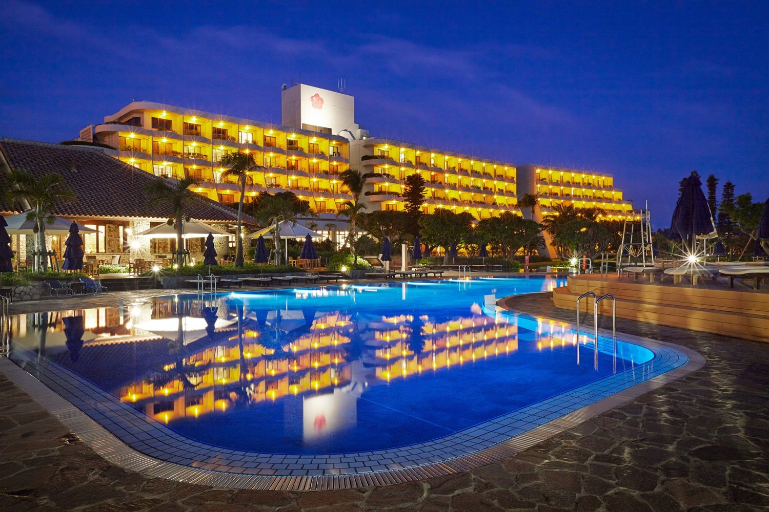 ライトアップされた夜のプールでムードある撮影も