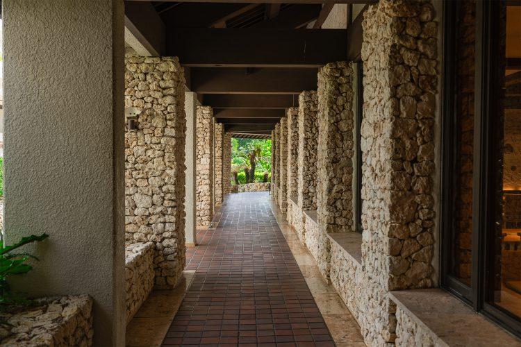 エキゾチックな雰囲気漂う琉球石灰岩の通路