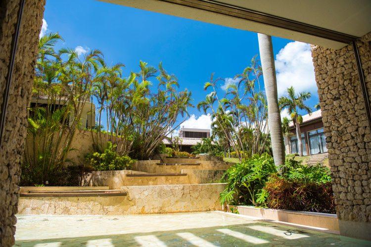 「コーラルウイング」横の中庭 南国情緒あふれる造り