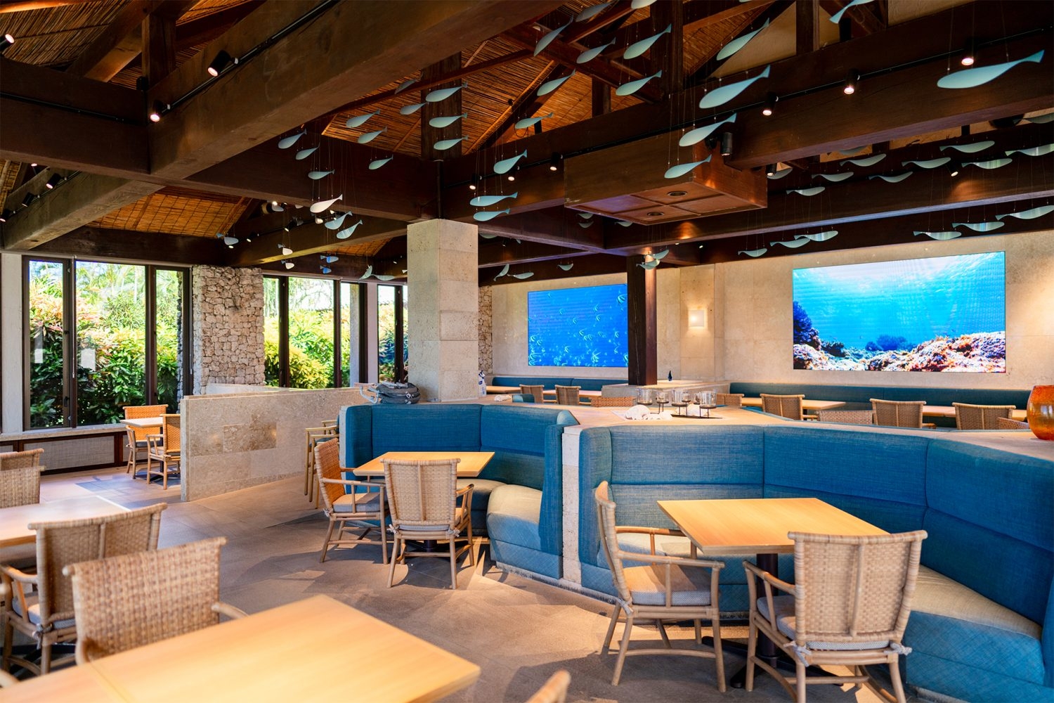 白とブルーを基調としたレストラン「ニライカナイ」