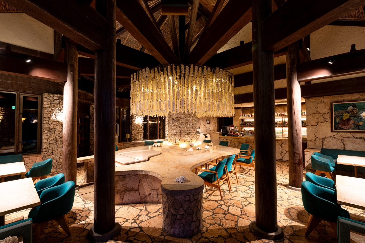 貝殻のシャンデリアが目を惹くバー「ムーンシェル」