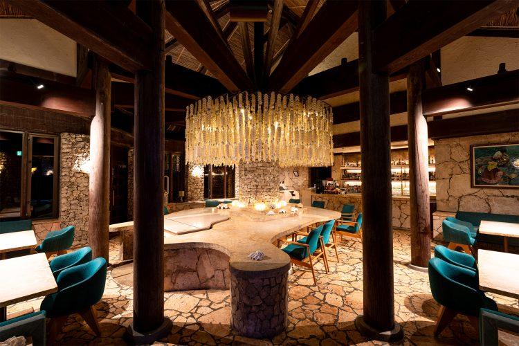 貝殻のシャンデリアが目を惹くバー「ムーンシェル」