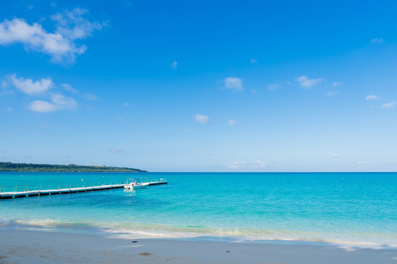 ホテル目の前の与那覇前浜ビーチと桟橋での撮影も