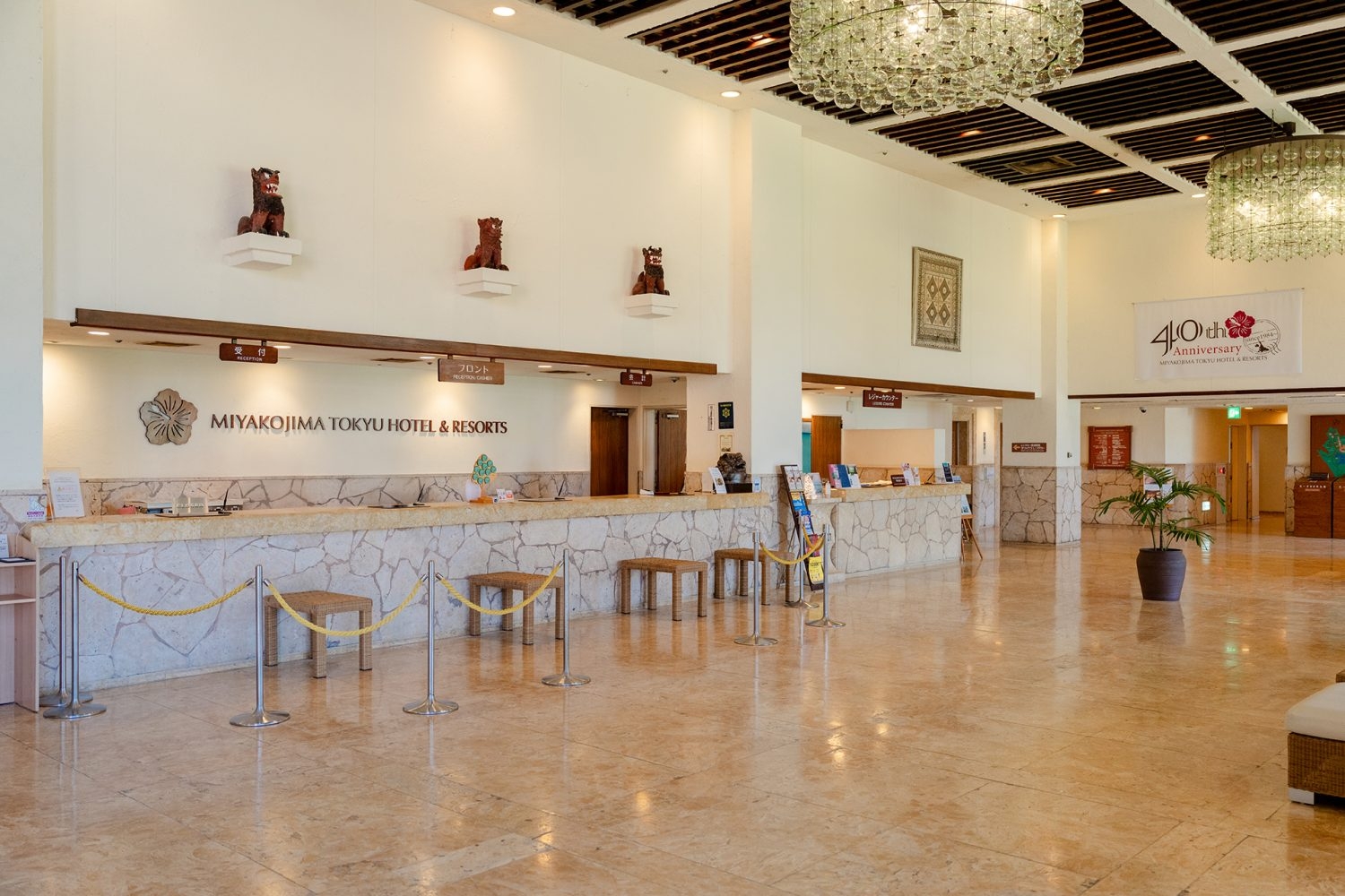 石造り✕シーサーが目を惹く広々としたホテルロビー