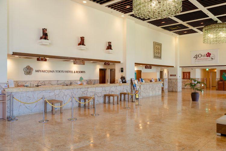 石造り✕シーサーが目を惹く広々としたホテルロビー