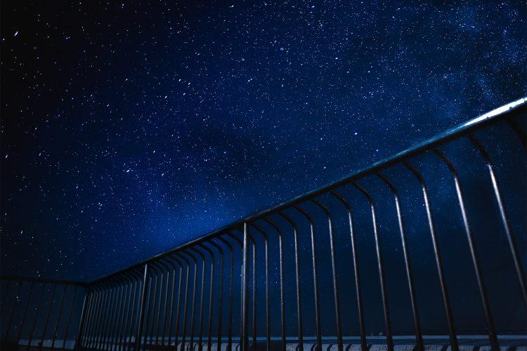 宮古島の夜空と星を見上げるスターダストバルコニー