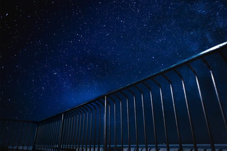 宮古島の夜空と星を見上げるスターダストバルコニー