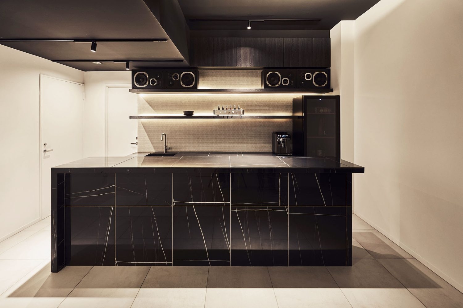 B2F エントランス・バーカウンター